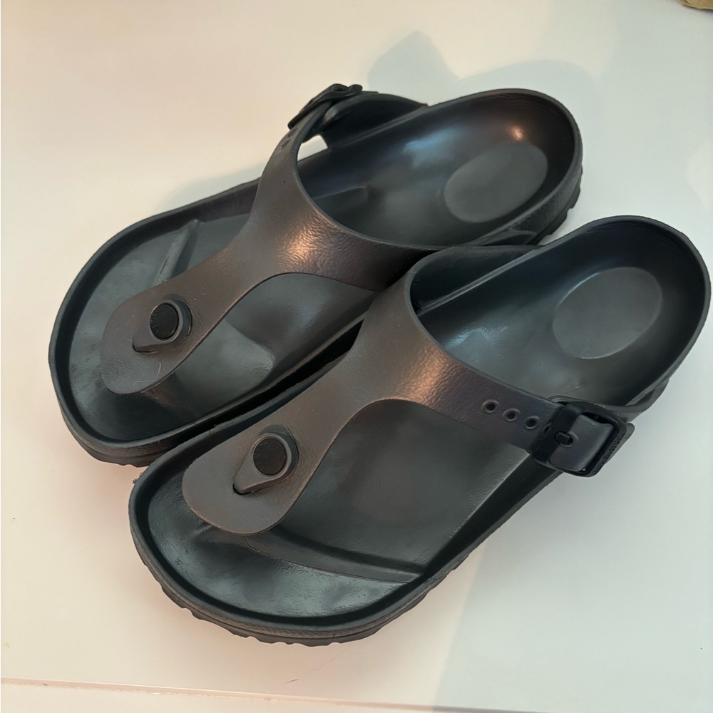 Birkenstock Gizeh EVA sandal in metallic anthracite. Size 36. Rarely worn.